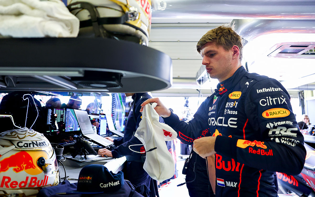 レッドブルのガレージ内で準備を進めるマックス・フェルスタッペン、2022年7月1日F1イギリスGP