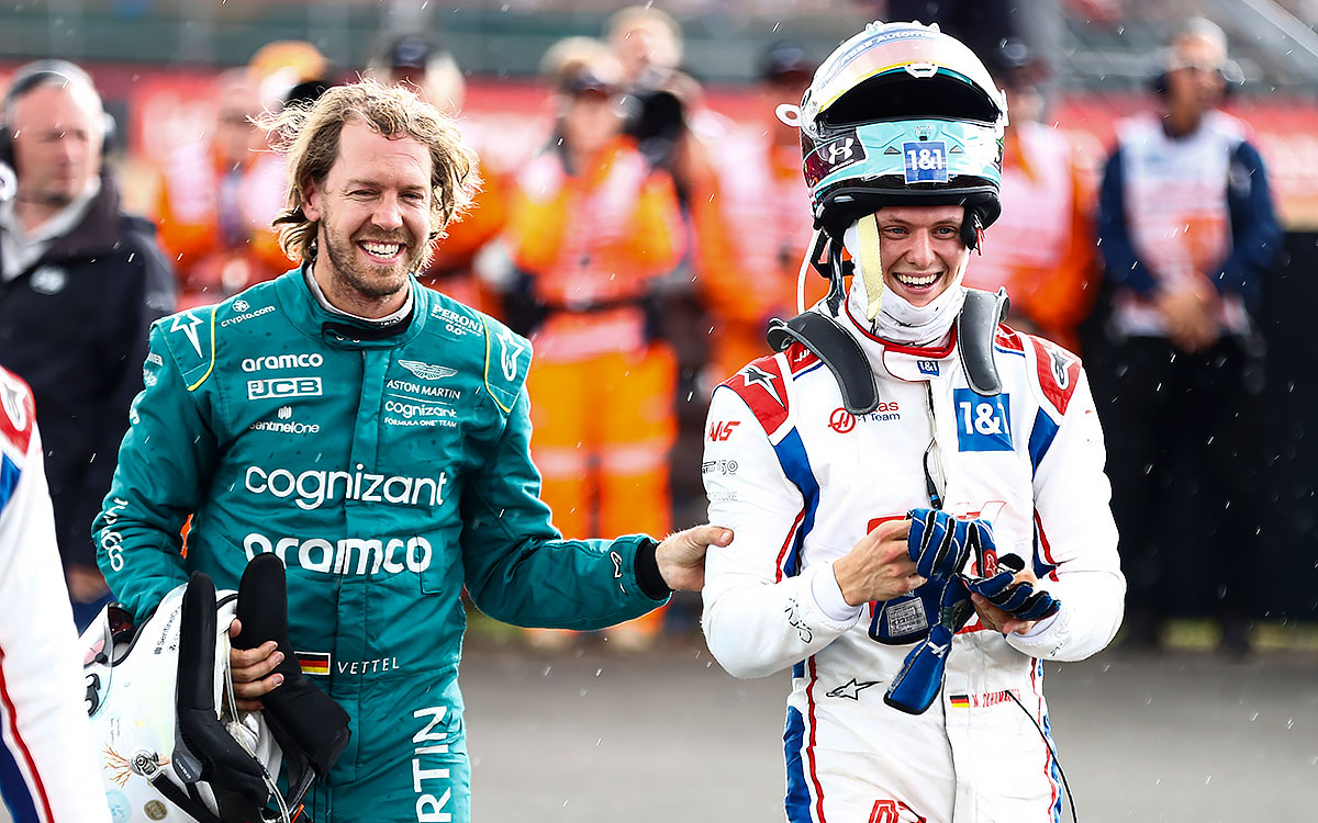 笑顔のセバスチャン・ベッテル（アストンマーチン）とミック・シューマッハ（ハース）、2022年7月3日F1イギリスGP決勝レース後のパルクフェルメにて