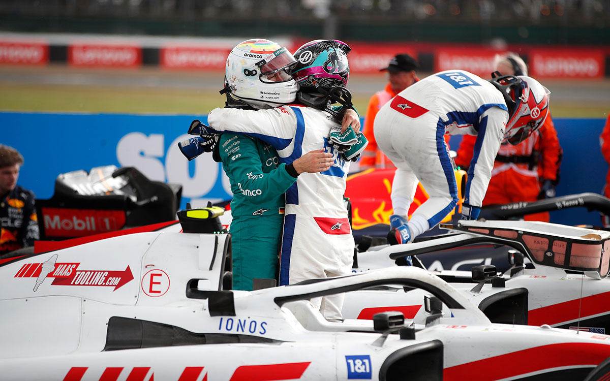 レースを終えて抱き合うセバスチャン・ベッテル（アストンマーチン）とミック・シューマッハ（ハース）、2022年7月3日F1イギリスGP