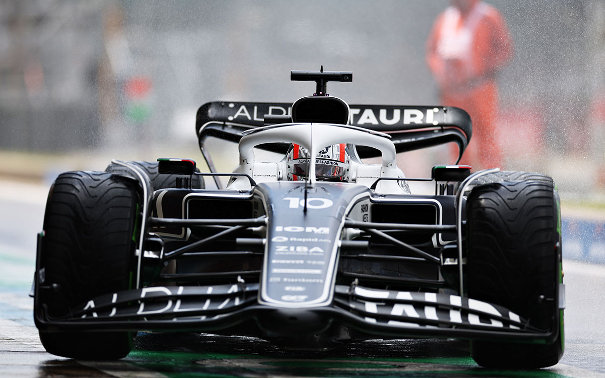 インターミディエイトを履いて雨に濡れたシルバーストン・サーキットを周回する角田裕毅（アルファタウリ）、2022年7月1日F1イギリスGPフリー走行1