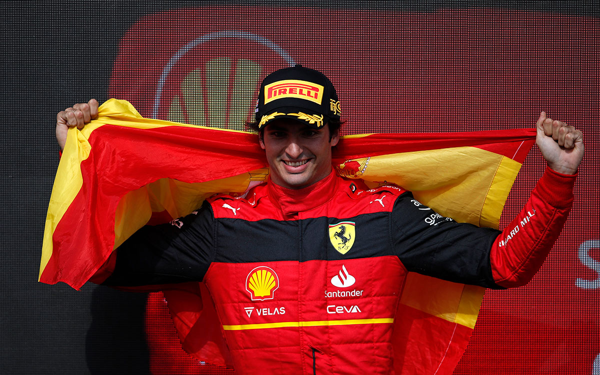 スペイン国旗を掲げるカルロス・サインツ（フェラーリ）、2022年7月3日F1イギリスGP決勝レース後の表彰台セレモニー