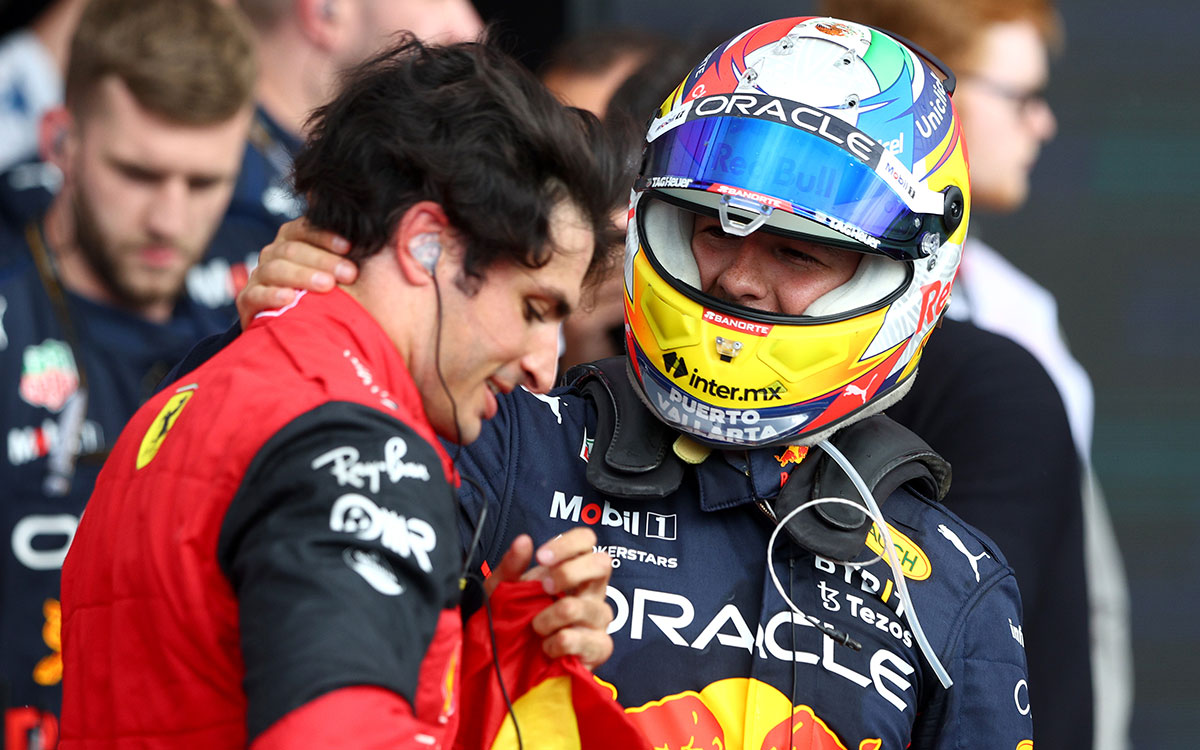 カルロス・サインツ（フェラーリ）の初優勝を称えるセルジオ・ペレス（レッドブル）、2022年7月3日F1イギリスGP