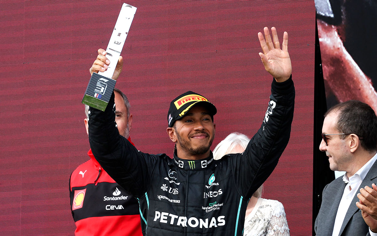 表彰台の上で3位トロフィーを掲げて観客の声援に応えるルイス・ハミルトン（メルセデス）、2022年7月3日F1イギリスGP
