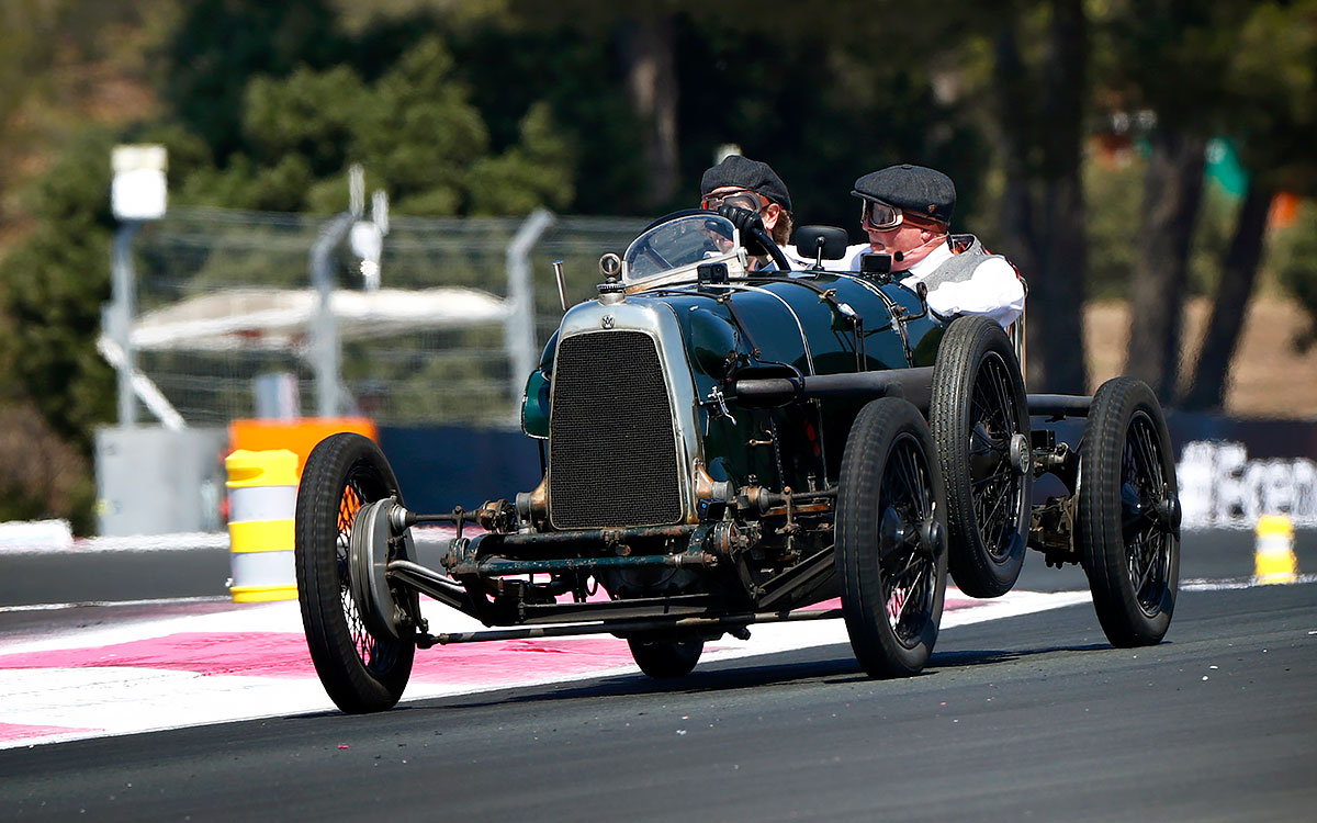 1922年型アストンマーチン「TT1」をドライブするセバスチャン・ベッテルとジョニー・ハーバート、2022年7月21日F1フランスGP (2)