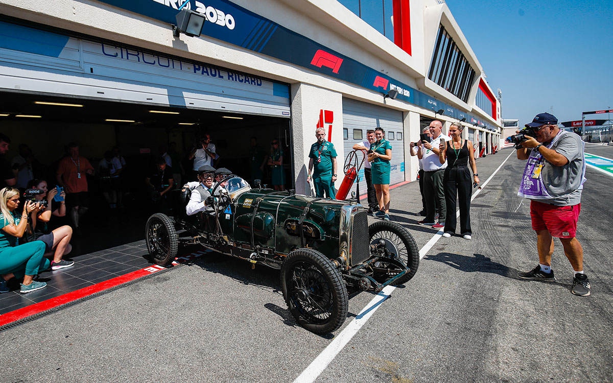 1922年型アストンマーチン「TT1」をドライブするセバスチャン・ベッテルとジョニー・ハーバート、2022年7月21日F1フランスGP (3)