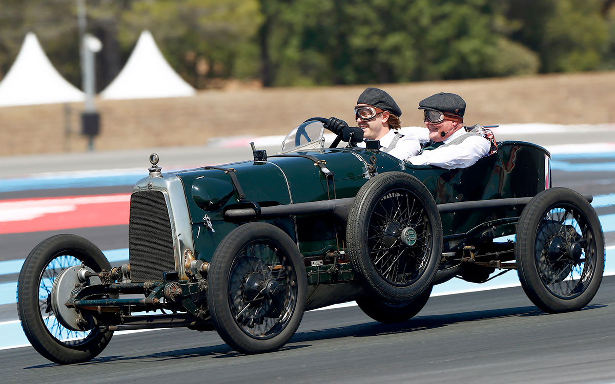 1922年型アストンマーチン「TT1」をドライブするセバスチャン・ベッテルとジョニー・ハーバート、2022年7月21日F1フランスGP (1)
