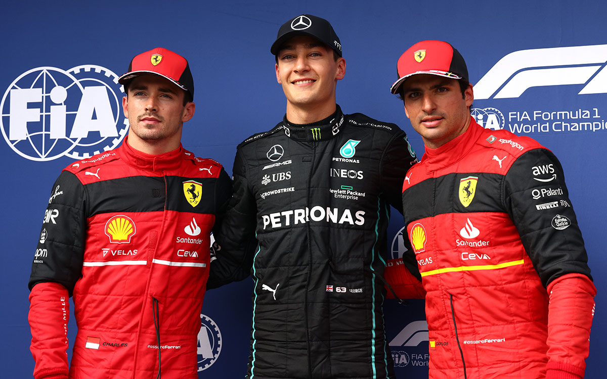 ポールポジションを獲得して笑顔を見せるジョージ・ラッセル（メルセデス）と渋い表情のシャルル・ルクレール（フェラーリ）とカルロス・サインツ（フェラーリ）、2022年7月30日F1ハンガリーGP予選