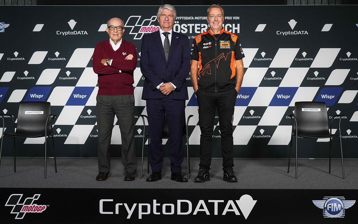 ドルナスポーツ社のカルメロ・エスペレータCEO、ホルヘ・ビエガスFIM会長、エルベ・ポンシャラルIRTA会長、2022年8月20日ロードレース世界選手権（MotoGP）オーストリアGP