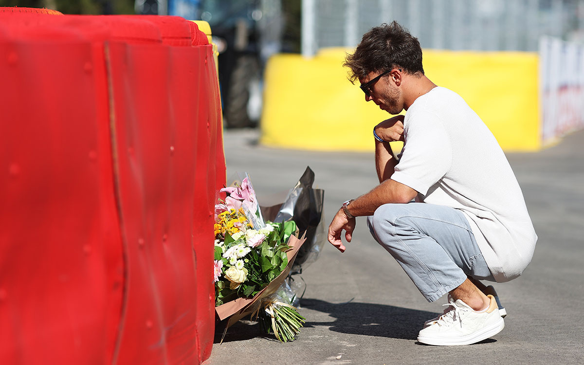 亡き親友アントワーヌ・ユベールの事故現場に献花するピエール・ガスリー（アルファタウリ）、2022年8月25日F1ベルギーGP