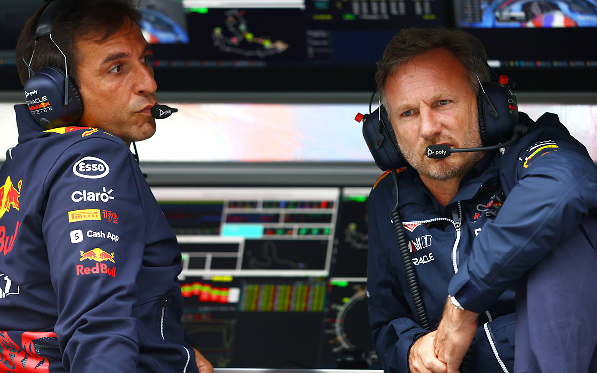 ピットウォールに座るレッドブルのパフォーマンス・エンジニアリング担当チーフエンジニアを務めるピエール・ワシェとチーム代表のクリスチャン・ホーナー、2022年8月26日F1ベルギーGP