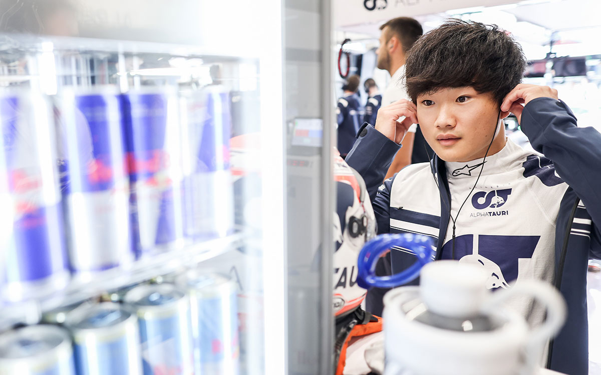 セッションに向けてガレージ内で準備を進める角田裕毅（アルファタウリ）、2022年8月26日F1ベルギーGP