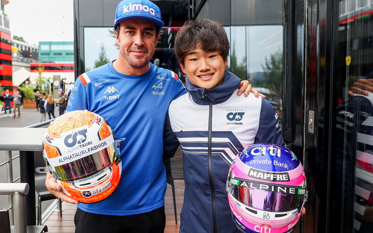 互いのヘルメットを交換し合った角田裕毅（アルファタウリ）とフェルナンド・アロンソ（アルピーヌ）、2022年8月27日F1ベルギーGP予選
