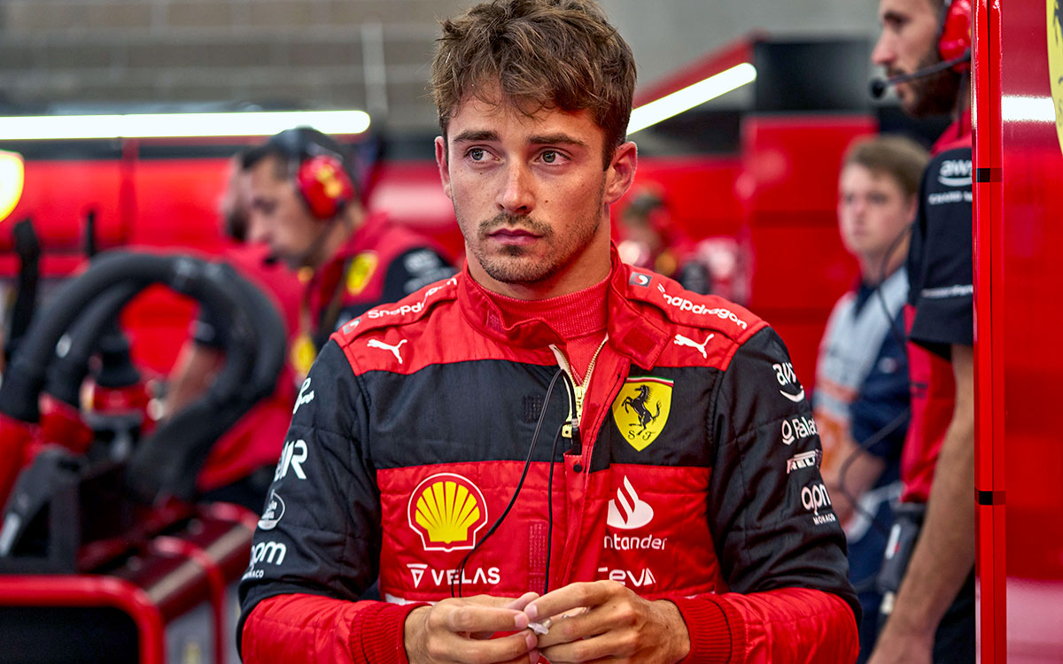 ガレージ内でセッションに向けた準備を進めるシャルル・ルクレール（フェラーリ）、2022年8月27日F1ベルギーGP