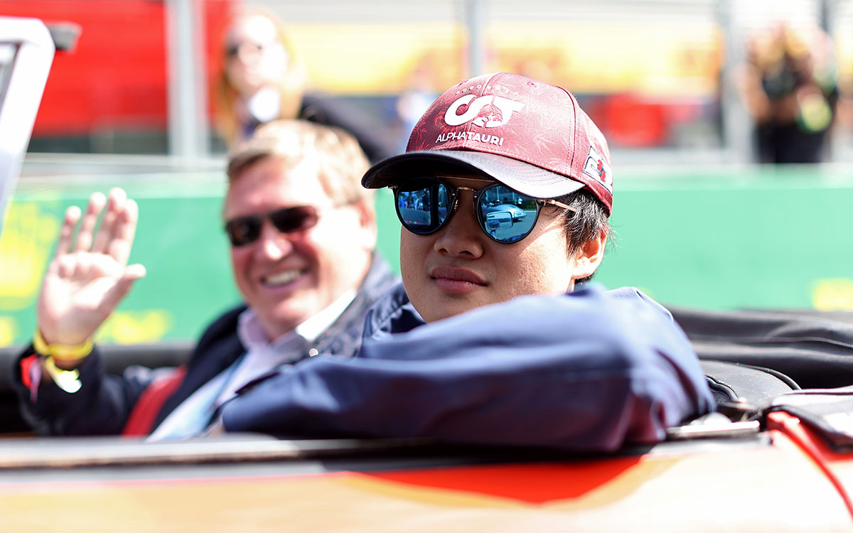 ドライバーズパレードに参加する角田裕毅（アルファタウリ）、2022年8月28日F1ベルギーGP