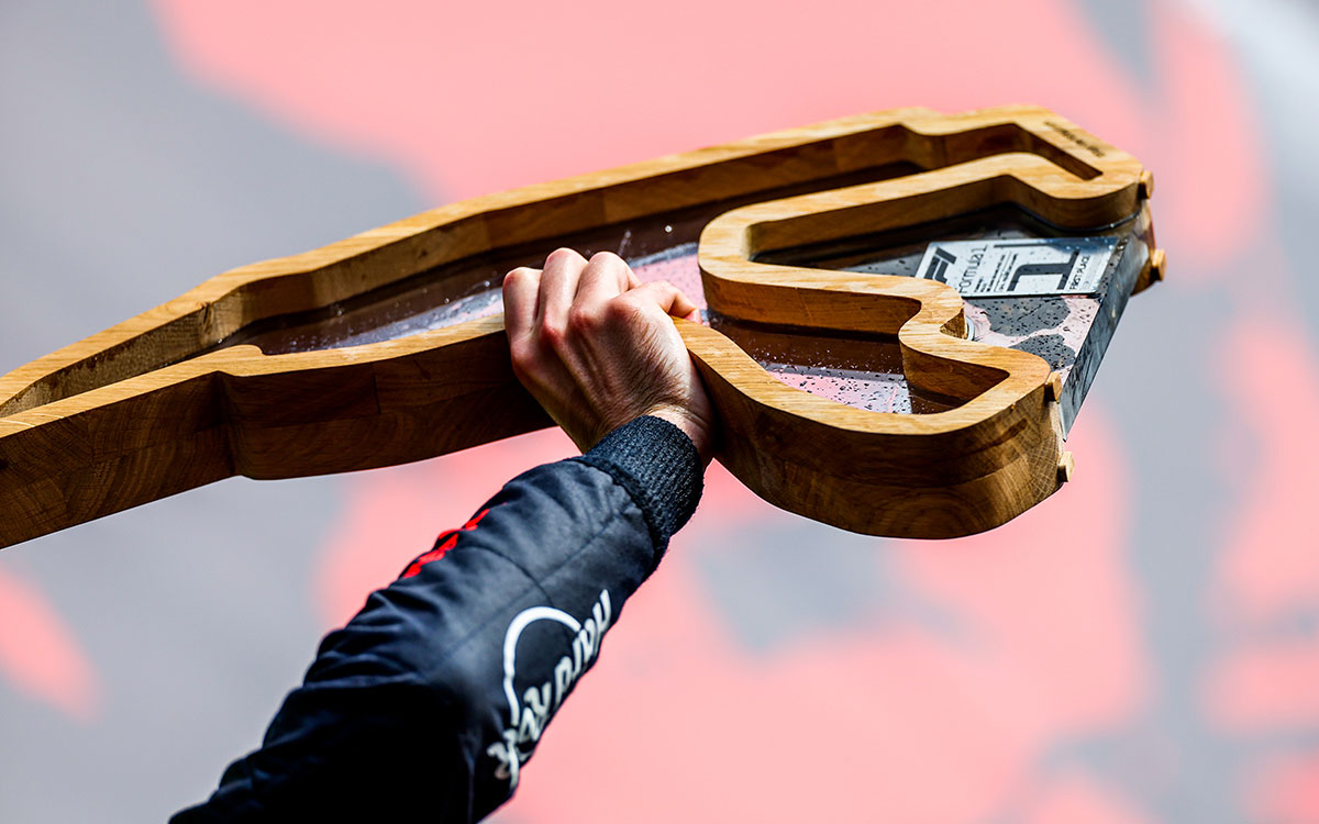 優勝トロフィーを掲げるマックス・フェルスタッペン（レッドブル）、2022年8月28日F1ベルギーGP