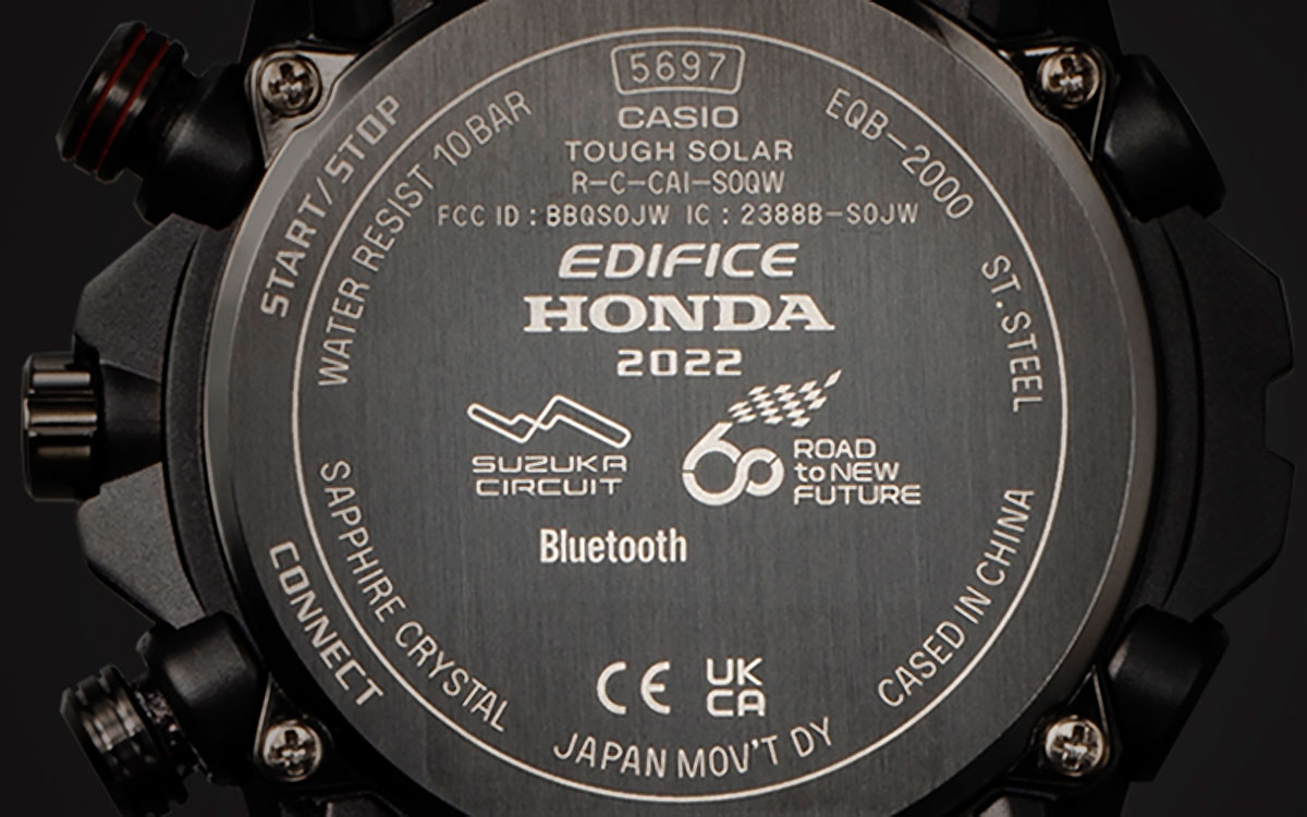 ホンダ「赤バッジ」の塗料を採用したカシオ計算機EDIFICEの腕時計「EQB-2000HR」の裏蓋