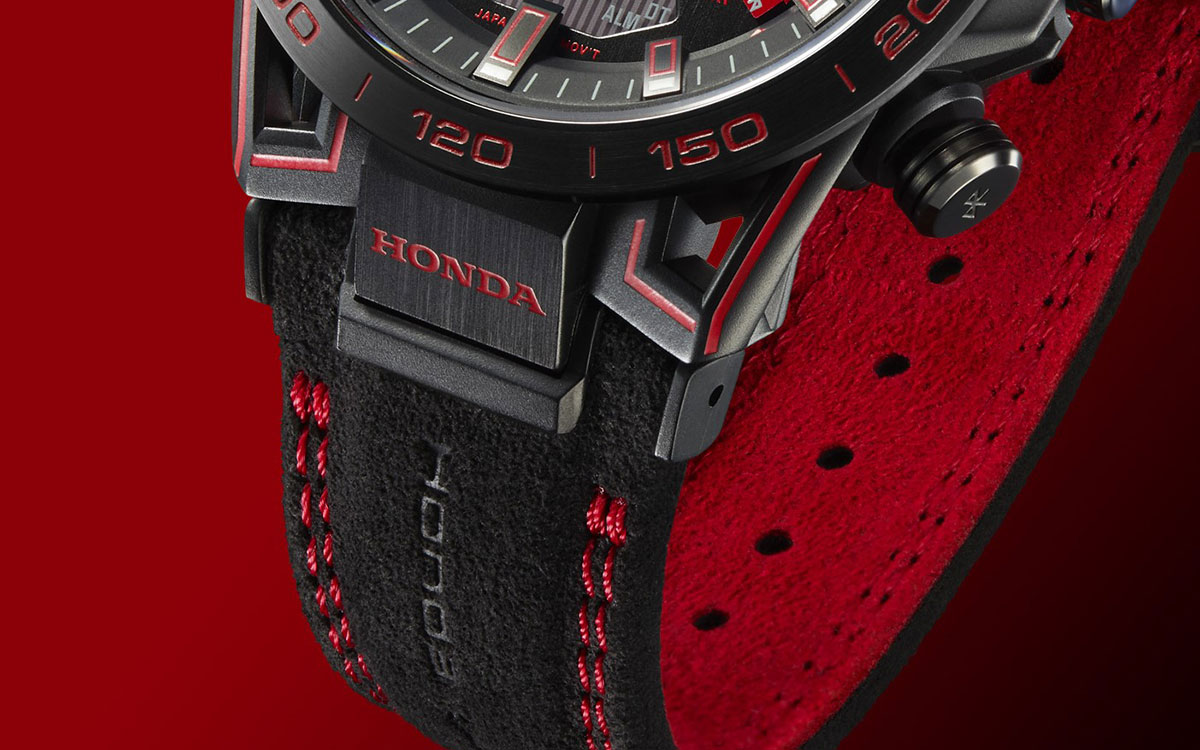 カシオ、ホンダ「赤バッジ」の塗料を採用したコラボ腕時計「EQB-2000HR 