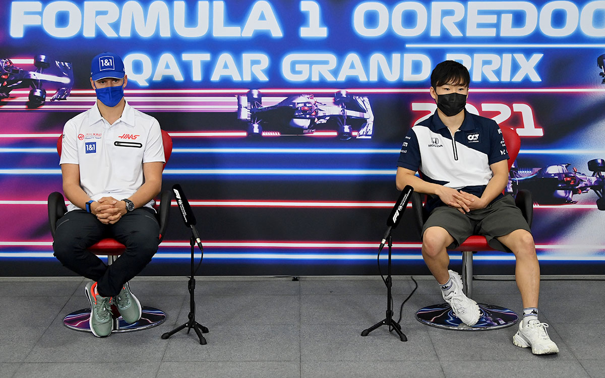 FIA会見で同席するミック・シューマッハ（ハース）と角田裕毅（アルファタウリ）、2021年11月18日F1カタールGP