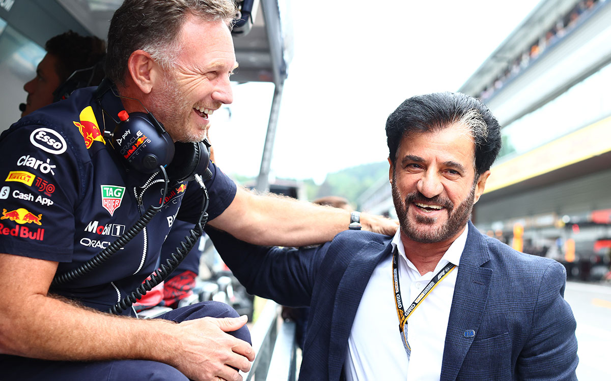 談笑するレッドブルのクリスチャン・ホーナー代表とモハメド・ベン・スレイエムFIA会長、2022年8月27日F1ベルギーGP予選