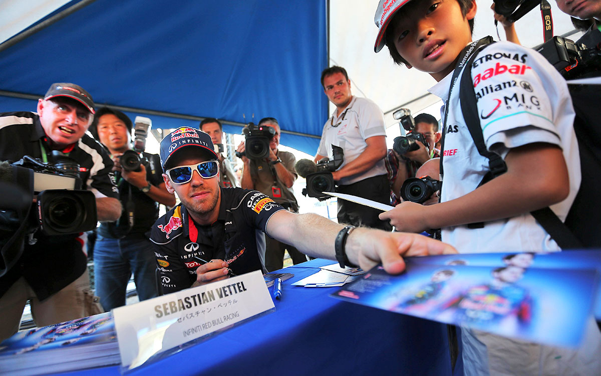 サイン会に臨むセバスチャン・ベッテル（レッドブル）、2014年10月10日F1日本GP