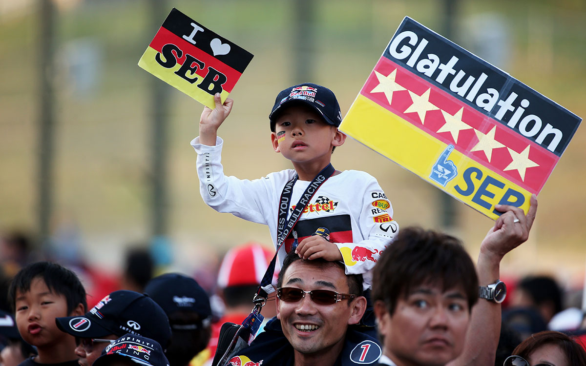 応援ボードを掲げるセバスチャン・ベッテル（レッドブル）のファン、2013年10月13日F1日本GP