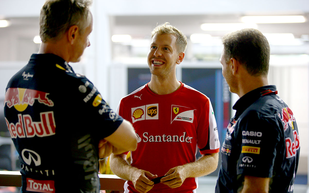 レッドブルのチームマネージャーを務めるジョナサン・ウィートリー、クリスチャン・ホーナー代表と話をするセバスチャン・ベッテル（フェラーリ）、2015年F1シンガポールGP