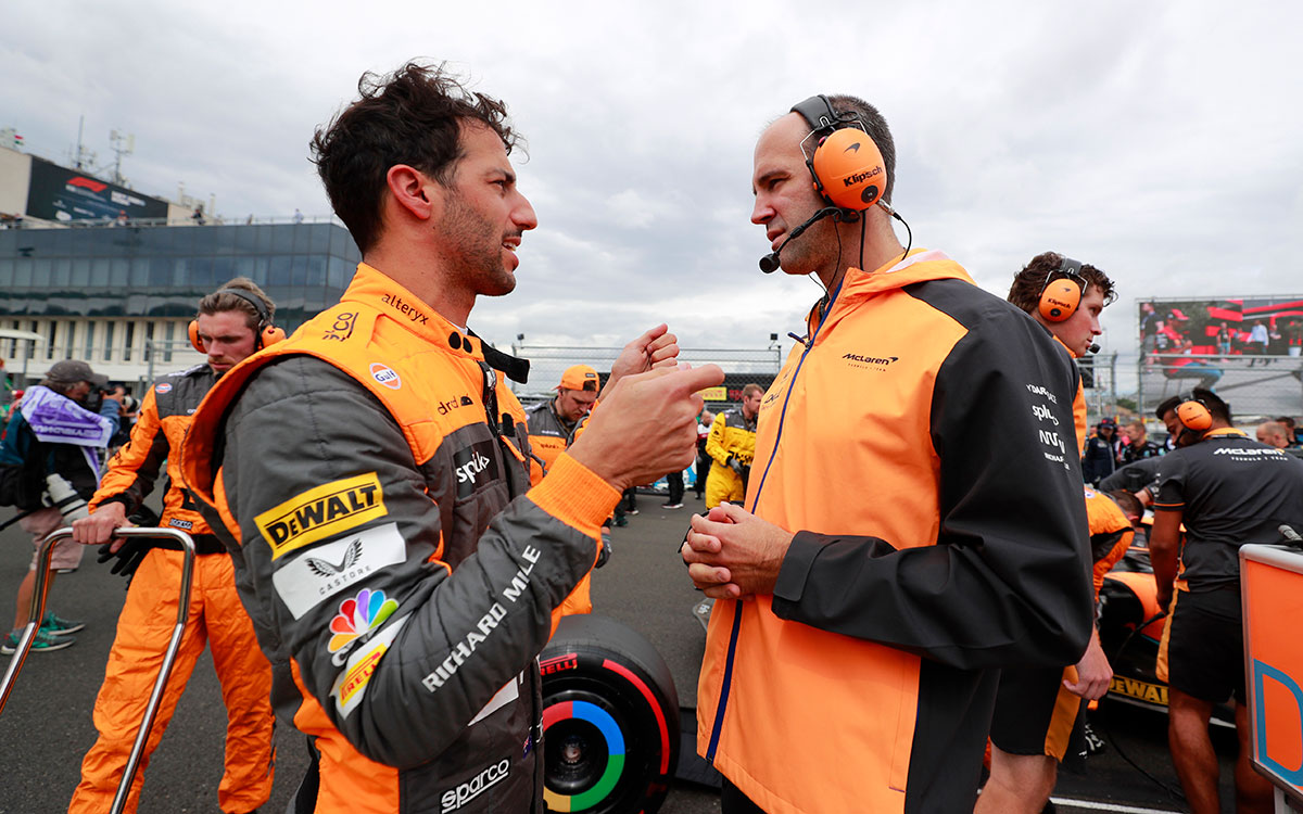 決勝前のグリッドでレースエンジニアのトム・スタラードと話をするマクラーレンのダニエル・リカルド、2022年7月31日F1ハンガリーGP