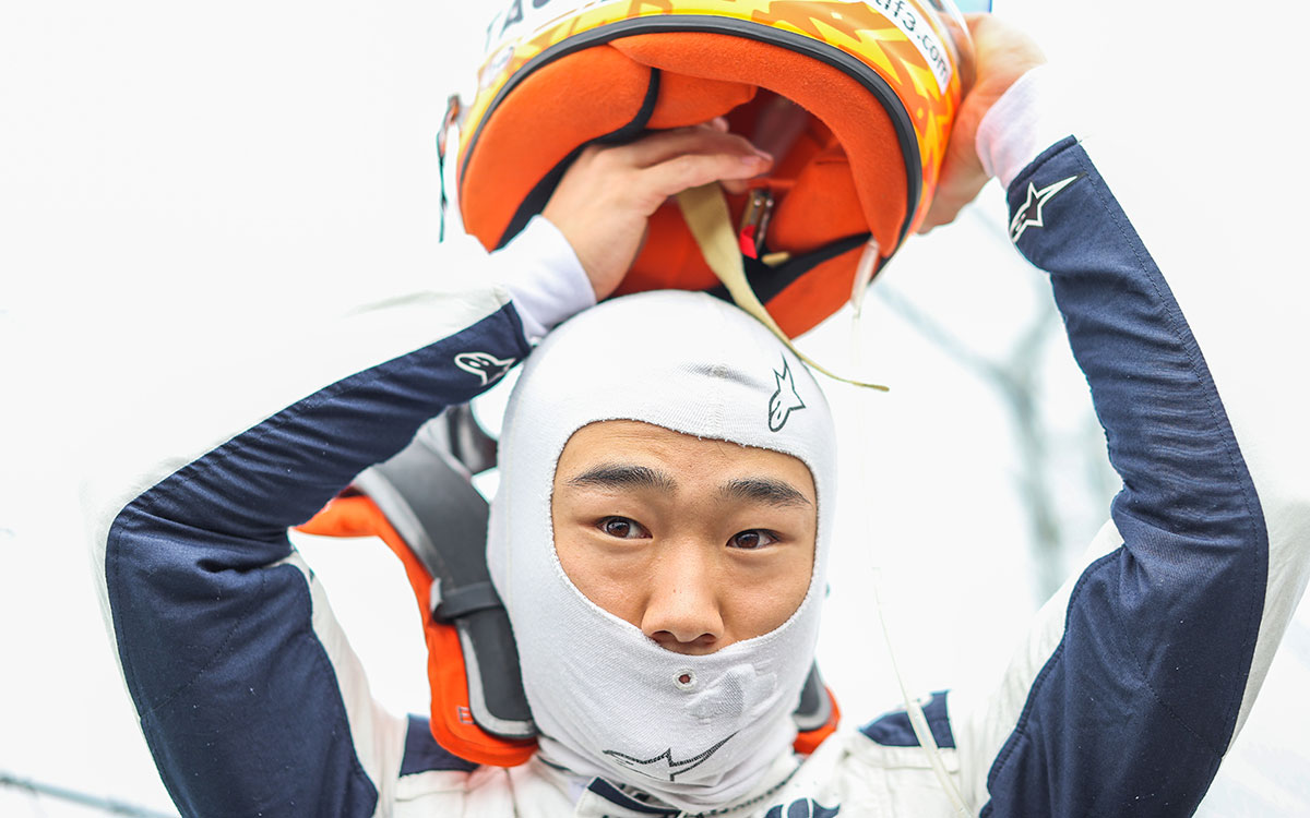 決勝レースに向けてグリッド上でヘルメットを被る角田裕毅（アルファタウリ）、2022年7月31日F1ハンガリーGP