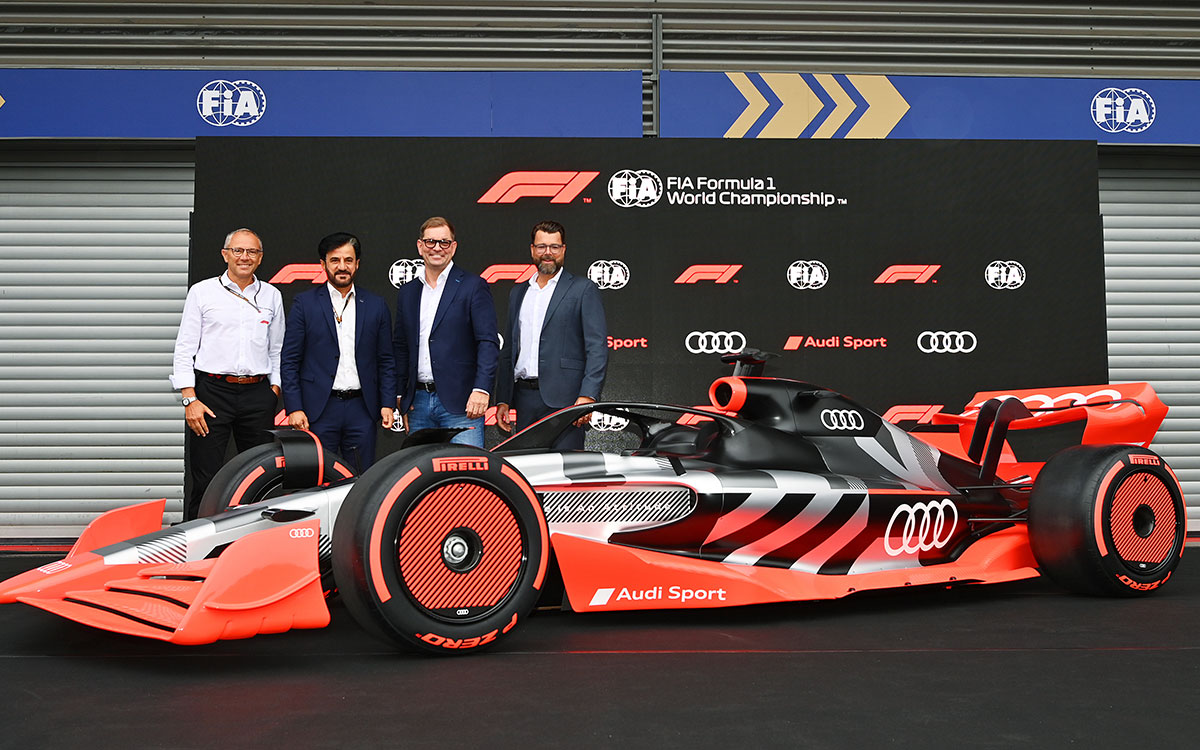 ローンチカラーを施したアウディのF1ショーカーと国際自動車連盟（FIA）のモハメド・ベン・スレイエム会長、アウディAG取締役会長マルクス・ドゥスマン、アウディAG技術開発担当取締役オリバー・ホフマン、F1社長兼CEOのステファノ・ドメニカリ、2022年8月26日FベルギーGPスパ・フランコルシャンにて