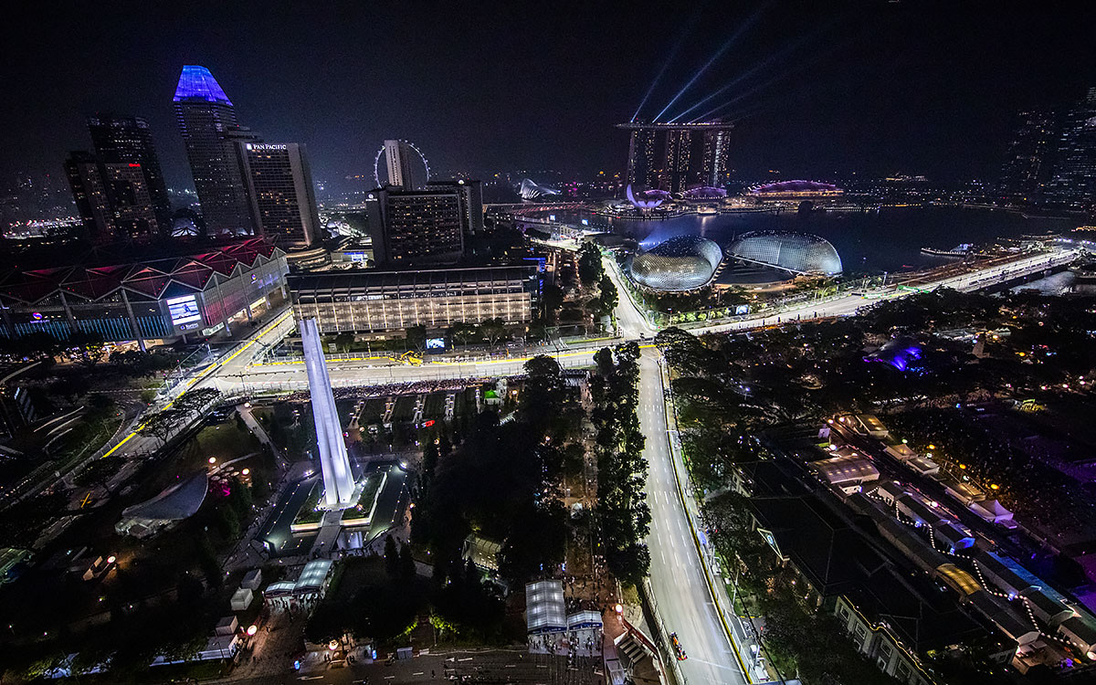 闇夜に浮かぶマリーナベイ市街地コース、2019年9月20日F1シンガポールGPフリー走行2