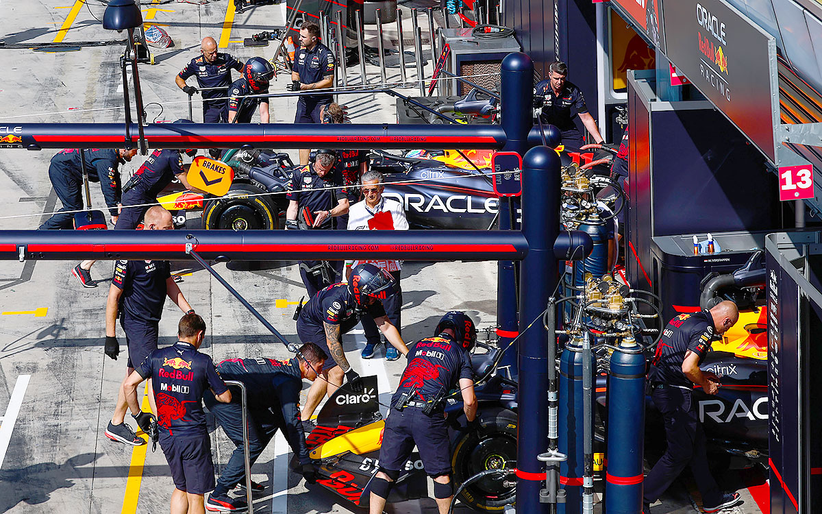 マックス・フェルスタッペンとセルジオ・ペレスのマシンをガレージ内に運び込むレッドブルのピットクルー、2022年9月9日F1イタリアGP FP1