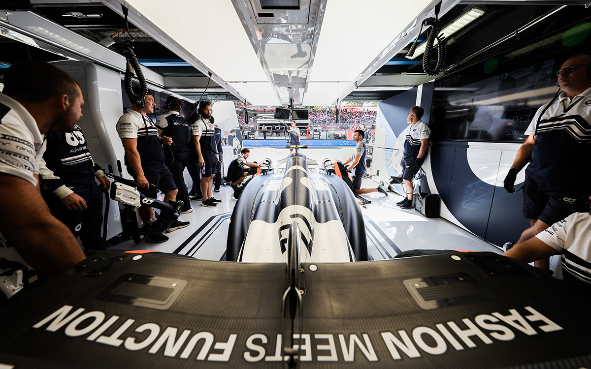 出走に向けてガレージで待機するアルファタウリのピットクルー、2022年9月10日F1イタリアGP予選