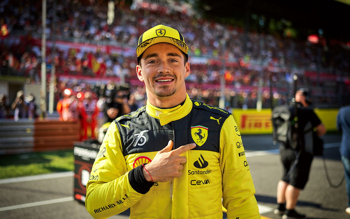 胸に輝く跳ね馬のエンブレムを笑顔で誇るシャルル・ルクレール（フェラーリ）、2022年9月10日F1イタリアGP予選