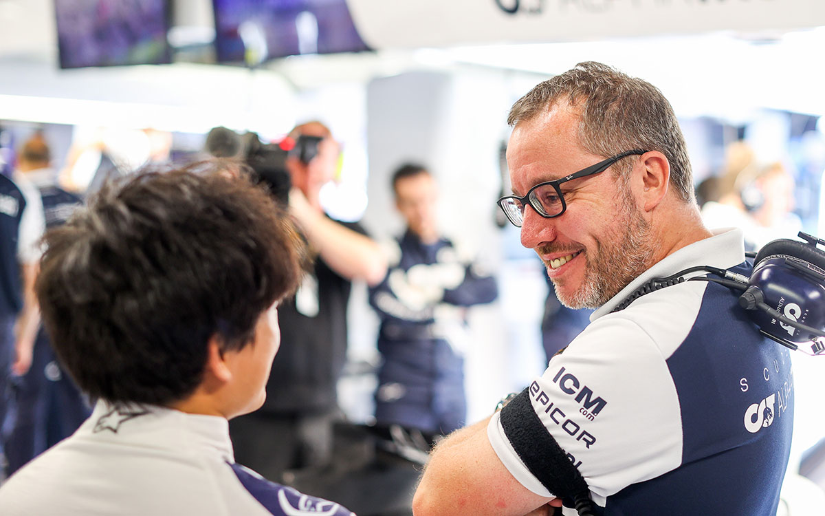 予選を前にガレージ内で角田裕毅と談笑するアルファタウリのテクニカルディレクターを務めるジョディ・エギントン、2022年9月10日F1イタリアGP