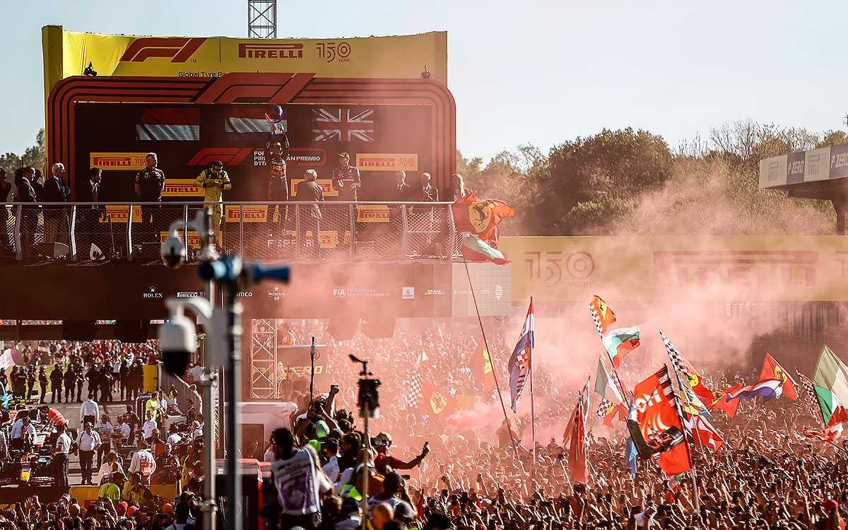 マックス・フェルスタッペン（レッドブル）、シャルル・ルクレール（フェラーリ）、ジョージ・ラッセル（メルセデス）が立つ表彰台を取り囲むティフォシ、2022年9月11日F1イタリアGP決勝レース