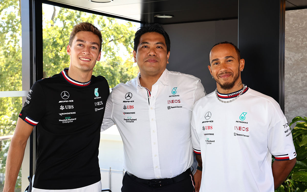 メルセデスF1のジョージ・ラッセルとルイス・ハミルトン、ペトロナスのグループCEOを務めるムハマド・タウフィク、2022年