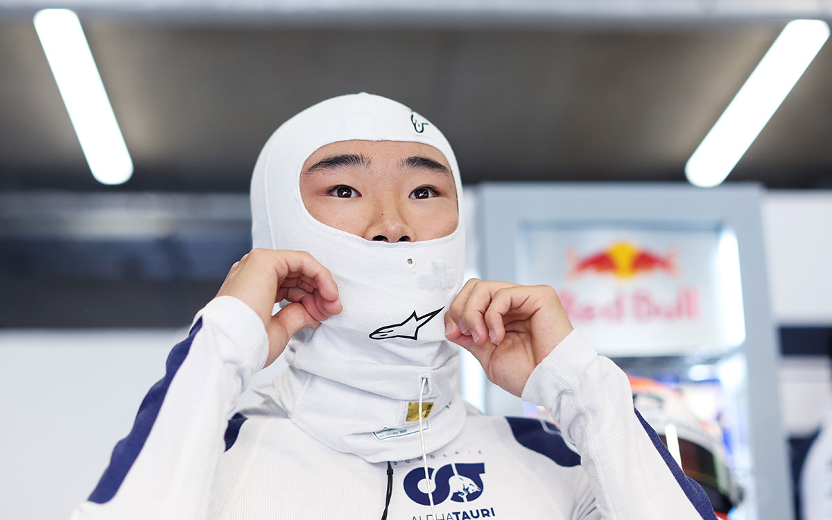 セッションに向けてバラクラバ帽を被る角田裕毅（アルファタウリ）、2022年9月2日F1オランダGPフリー走行
