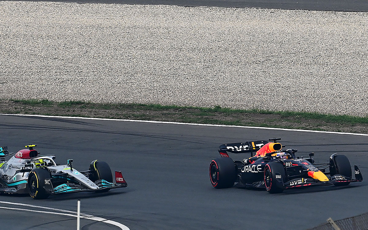 ザントフォールト・サーキットのターン1でルイス・ハミルトン（メルセデス）を交わして首位を奪還するマックス・フェルスタッペン（レッドブル）、2022年9月4日F1オランダGP決勝