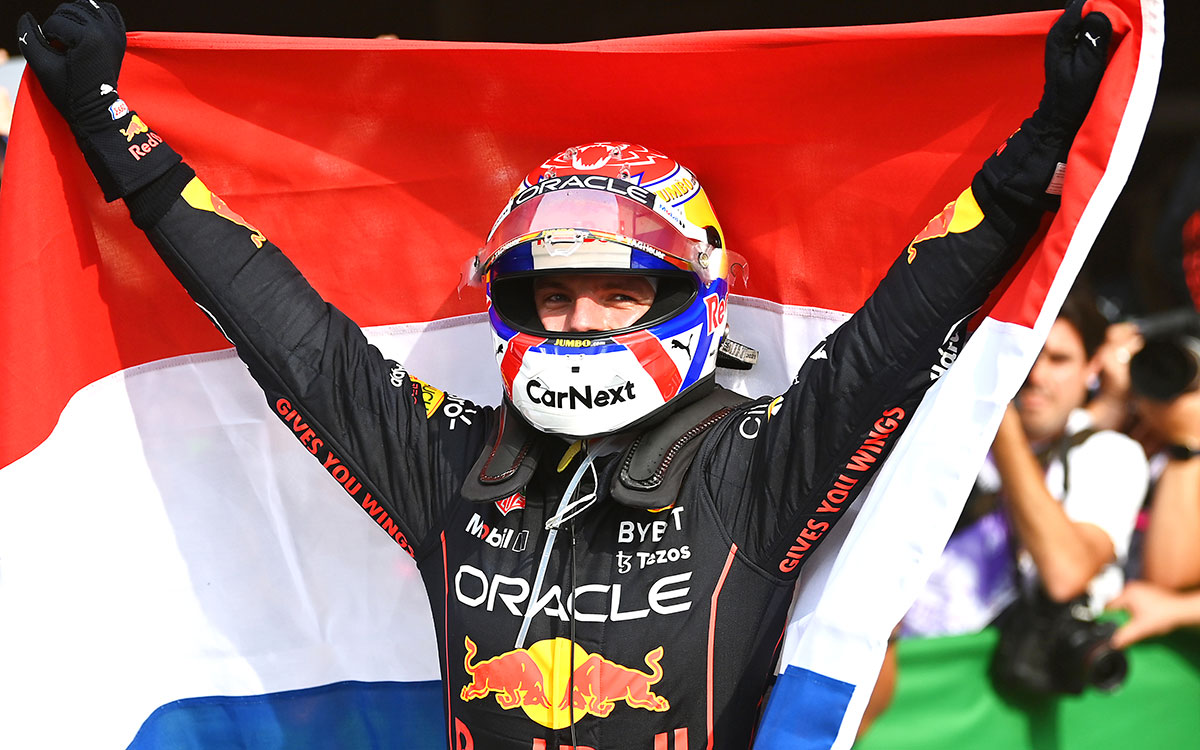 オランダGPでオランダ国旗を掲げ優勝を喜ぶマックス・フェルスタッペン