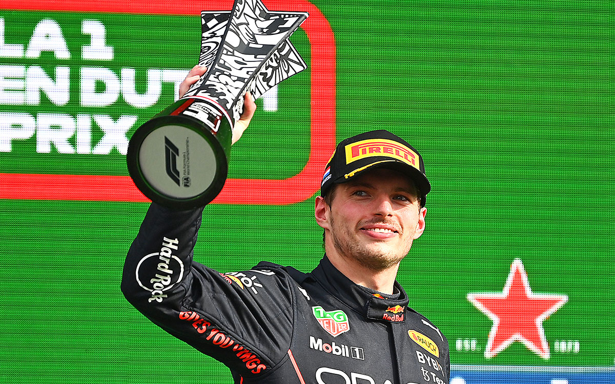 オランダGPの表彰台で優勝トロフィーを掲げるマックス・フェルスタッペン