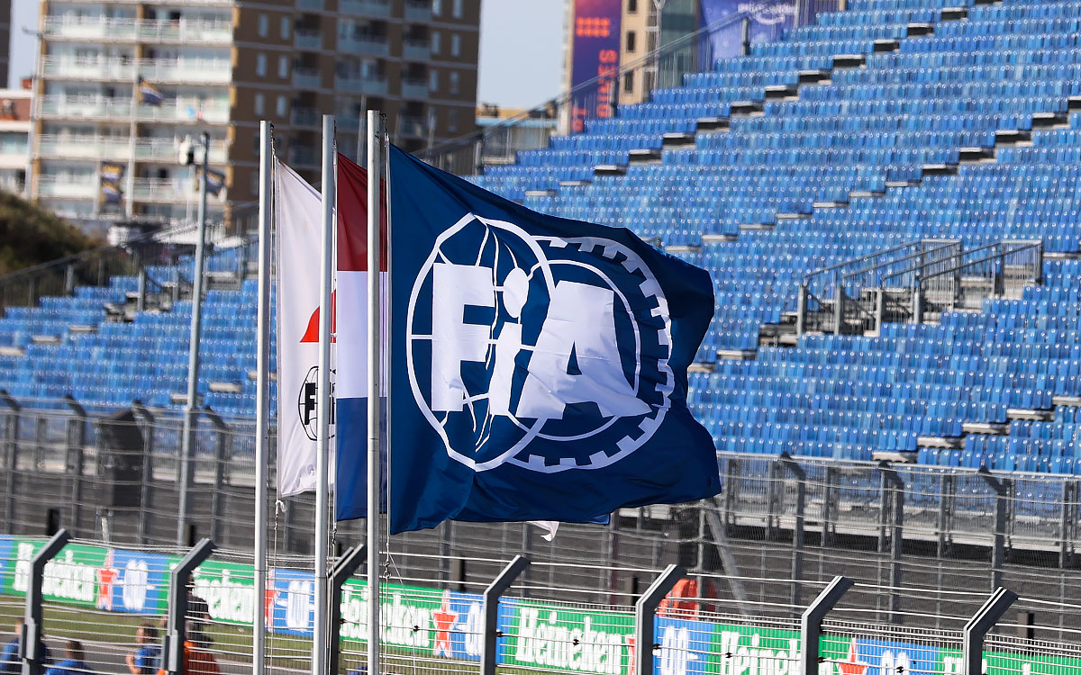 ザントフォールト・サーキットに揺らめく国際自動車連盟（FIA）の旗、2022年9月1日F1オランダGP