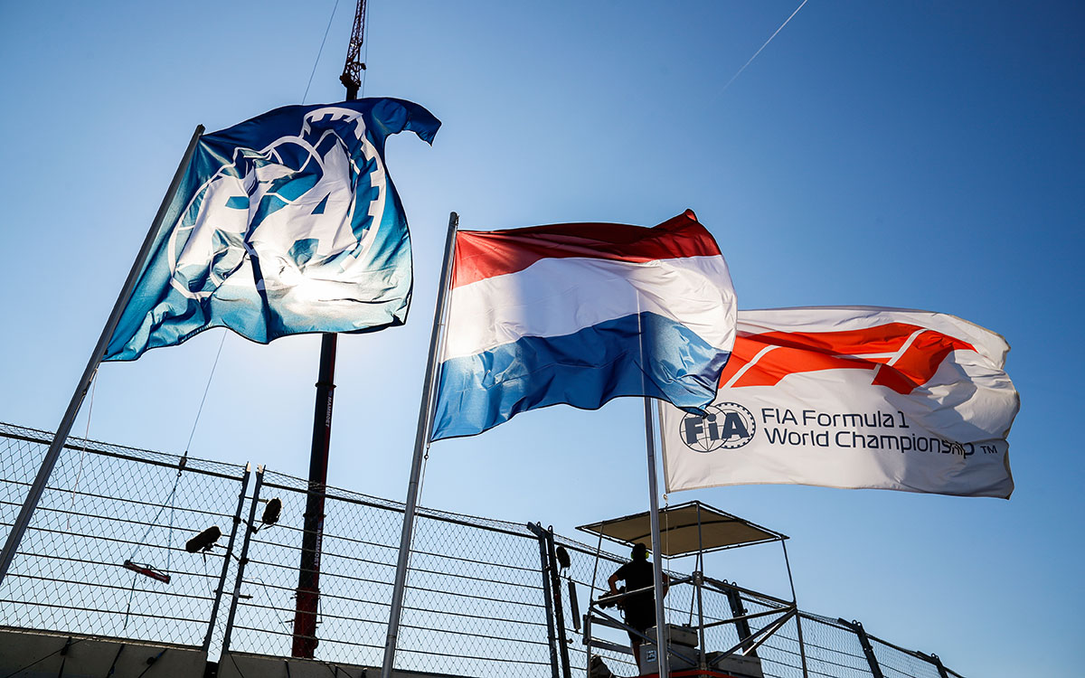ザントフォールト・サーキットに掲げられた国際自動車連盟（FIA）、オランダ、F1の旗、2022年9月1日F1オランダGP