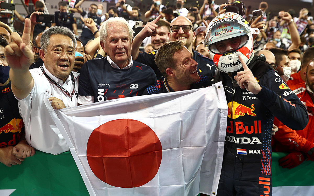 初のF1ワールドチャンピオン獲得を喜ぶホンダF1の山本雅史マネージング・ディレクターとレッドブルのヘルムート・マルコ、マックス・フェルスタッペン、2021年12月12日F1アブダビGP