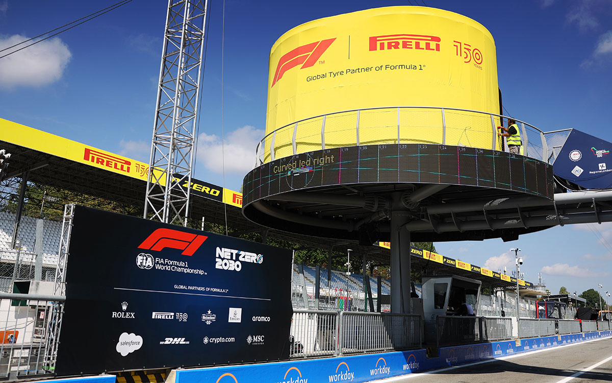 モンツァ・サーキットのピットレーンと表彰台、2022年9月8日F1イタリアGP