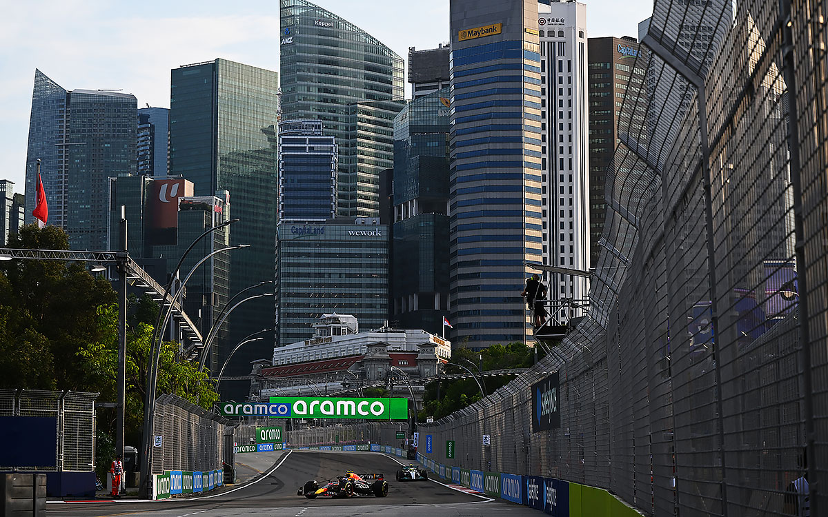 マリーナベイ市街地コースを周回するセルジオ・ペレス（レッドブル）とルイス・ハミルトン（メルセデス）、2022年9月30日F1シンガポールGP FP1