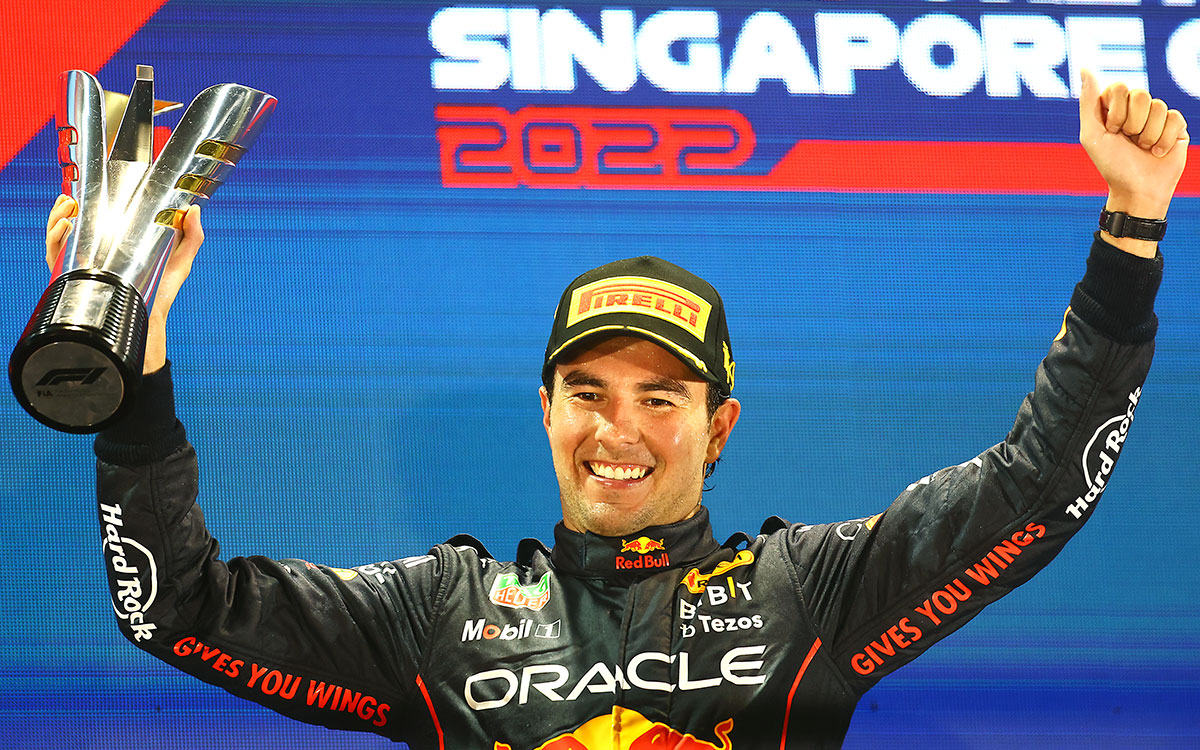 シンガポールGPマリーナベイ市街地コースの表彰台で優勝トロフィーをかざすレッドブルのセルジオ・ペレス