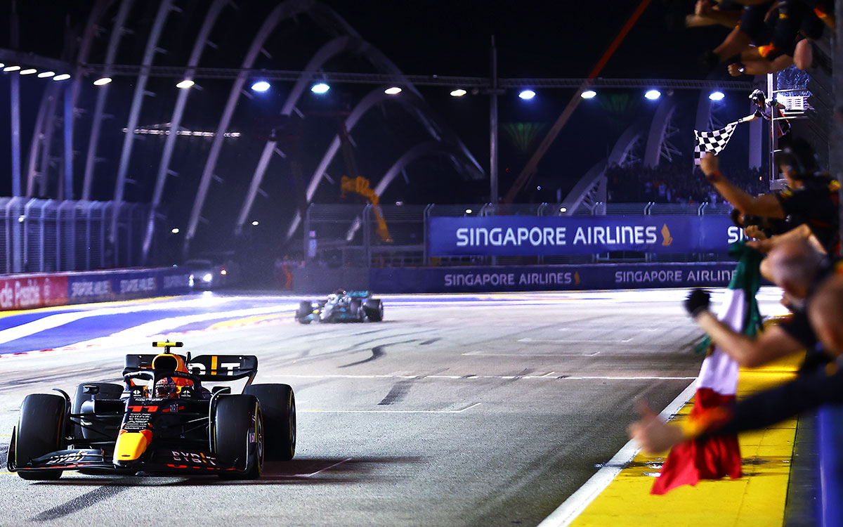 マリーナベイ市街地コースで行われたシンガポールGPでトップチェッカーを受けるレッドブルのセルジオ・ペレス