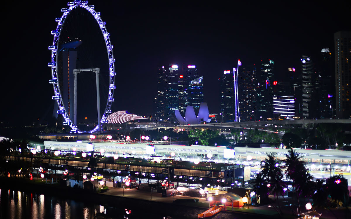 マリーナベイ市街地コースのピットビルとパドック、2022年9月29日F1シンガポールGP