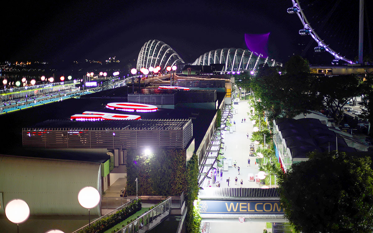 闇夜に浮かぶマリーナベイ市街地コースのパドック、2022年9月29日F1シンガポールGP