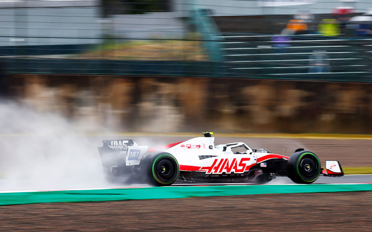 雨の鈴鹿サーキットを周回するミック・シューマッハ（ハース）、2022年10月7日F1日本GP FP1